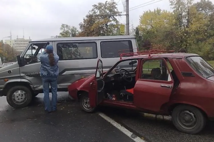 Autoturism cu 7 persoane implicat intr-un accident in Luna de Sus