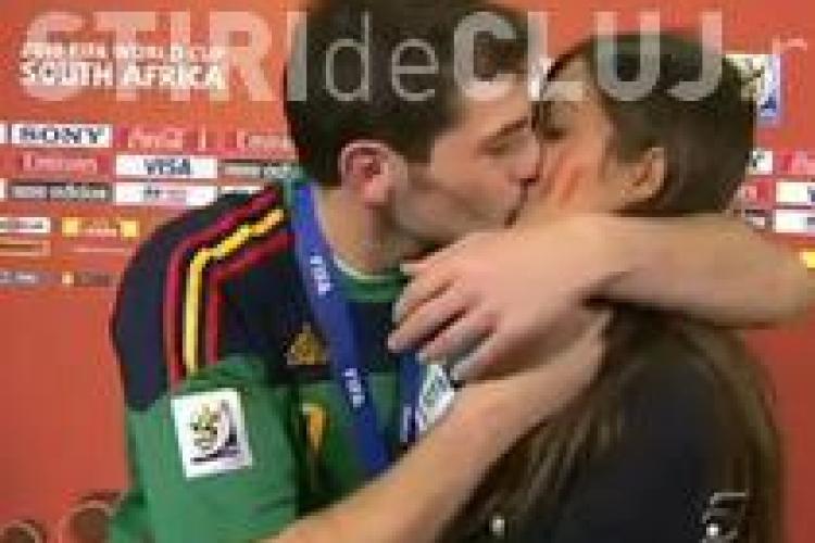 De bucurie, portarul Spaniei si-a sarutat iubita in timp ce aceasta il intervieva in direct -VIDEO