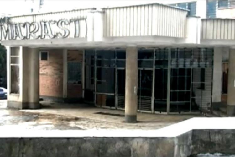 Fostul "Cinema Marasti" este furat de hotii de fier vechi bucata cu bucata