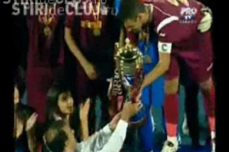 Sorin Apostu huiduit si pe stadionul CFR Cluj. Scena s-a petrecut cand primarul i-a inmanat Supercupa lui Cadu - VIDEO si FOTO