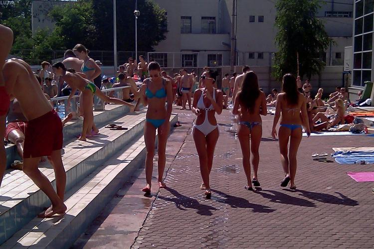 Fete sexy au incins atmosfera la Bazinul Olimpic din Cluj. Barbatii s-au racorit ... in apa - Galerie FOTO si VIDEO 
