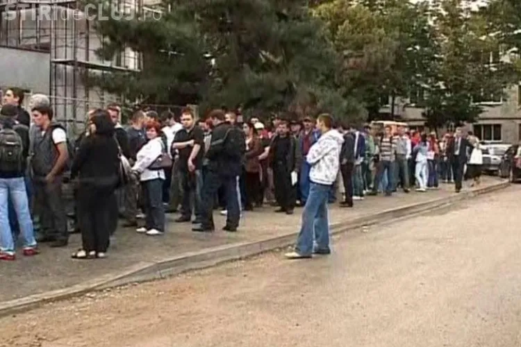 VIDEO: Cozi si nervi la Serviciul de Permise si Inmatriculari din Cluj. Sute de oameni iau cu asalt ghiseele de la 4 dimineata!