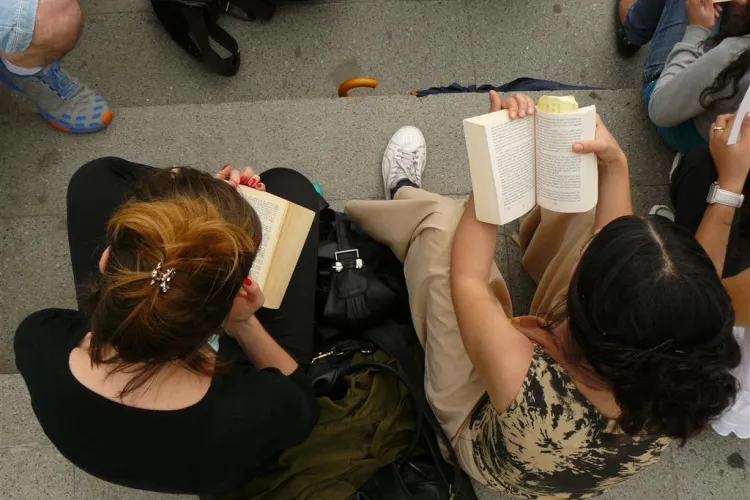 Clujenii sunt asteptati cu 200 de carti sambata in Parcul Central, la a patra editie a proiectului Lecturi urbane