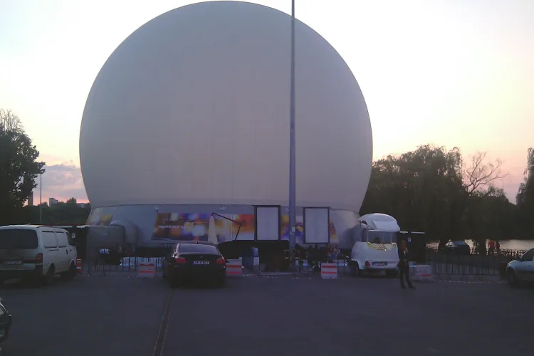 StratoSfera in care va mixa DJ Pete Tong este montata in parcarea de la Iulius Mall - VIDEO si FOTO