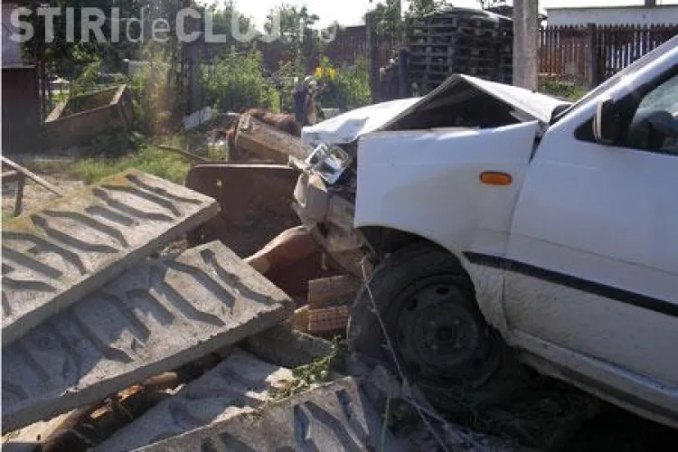 Trei batrane ranite intr-un accident la Catcau. Au intrat cu masina in gard!