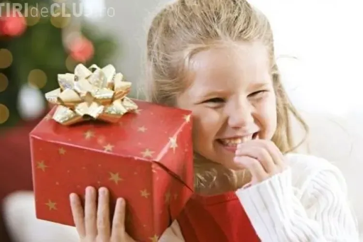 Elevii din 15 școli clujene strâng pachete cadou pentru copiii defavorizați