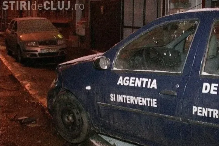 Mașina APIA Dej, lovită de un șofer în fața sediului - FOTO