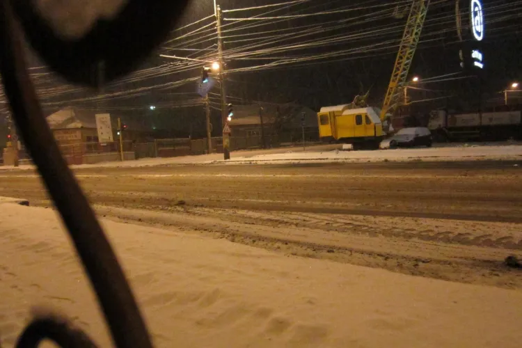Două accidente în zona Ambient, pe Traian Vuia, din cauza zăpezii - FOTO