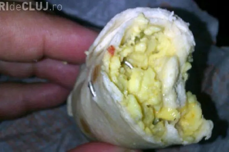 Mamă UIMITĂ de ce a găsit într-un sandviş McDonald's - VIDEO