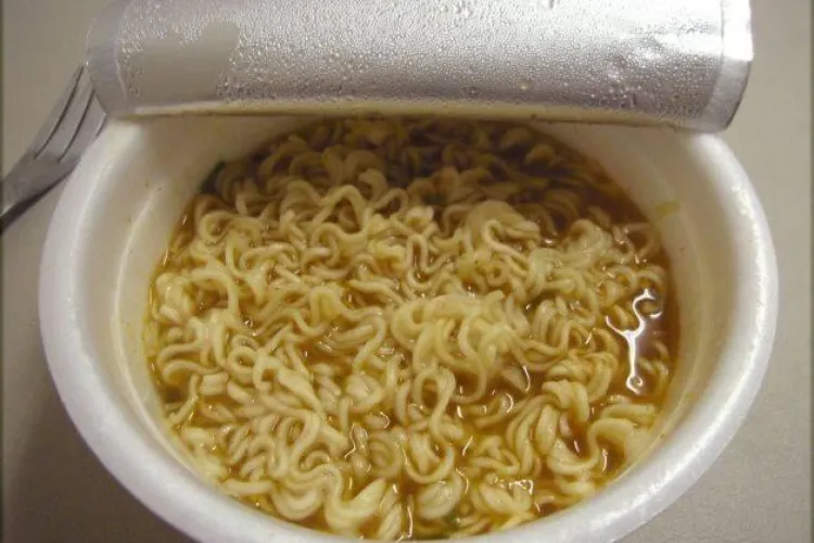 A mâncat o săptămână numai supă la plic. VEZI efectele devastatoare pentru sănătate