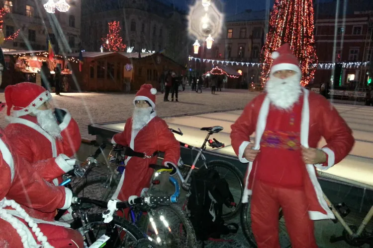 Moș Crăciun pe bicicletă la Cluj! 100 de clujeni s-au costumat în Moș Crăciun și au pedalat prin ninsoare - FOTO