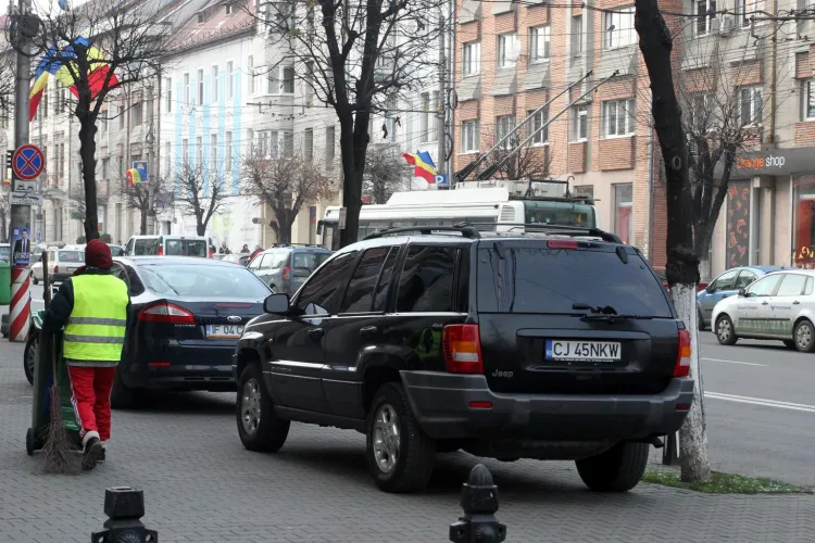 Șeful Poliției Cluj, Ioan Păcurar, parchează pe trotuar ca BOSS -ul - FOTO