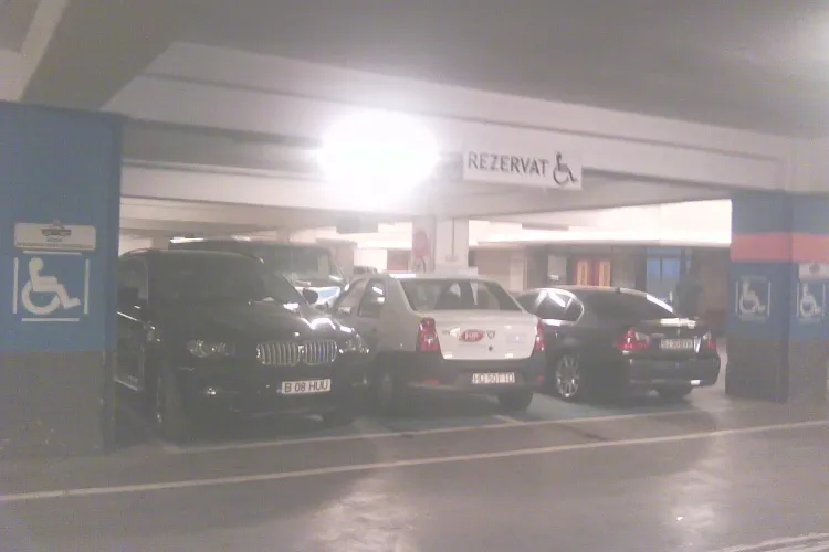 În parcarea IULIUS MALL e nesimțire și indiferență MAXIMĂ față de persoanele cu handicap - FOTO