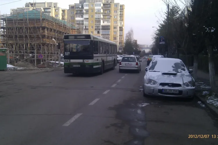 Stațiile de autobuz de pe strada Mehedinți, un pericol pentru șoferi. VEZI ce exemple oferă un clujean - FOTO