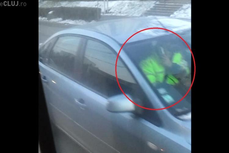 Polițist filmat de un clujean în timp ce își conducea mașina vorbind la telefon - VIDEO