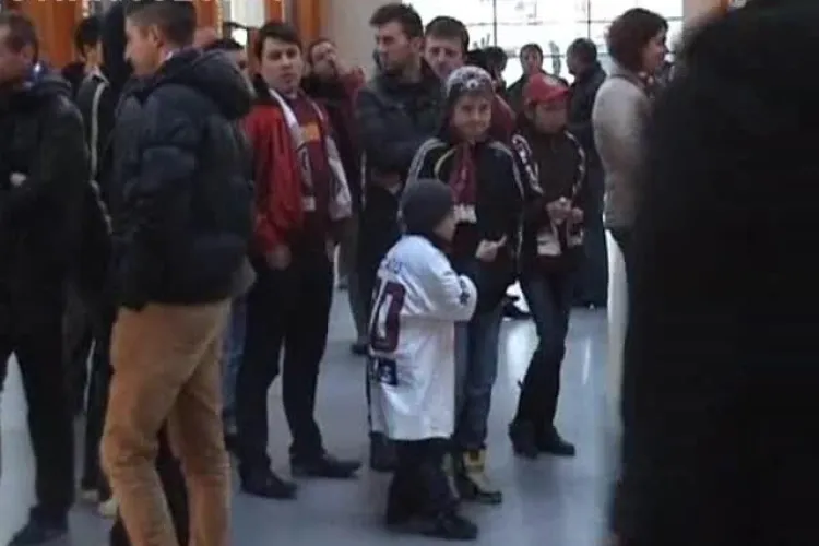 Jucătorii CFR Cluj, așteptați de FANI pe aeroport ca niște campioni - VIDEO și FOTO