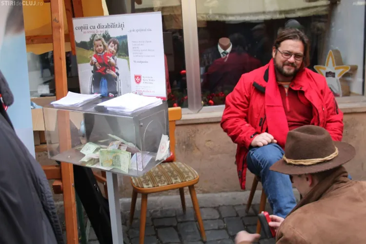 Lustruiesc pantofi la Cluj pentru a-i ajuta pe copiii de la Grădinița Specială Malteză