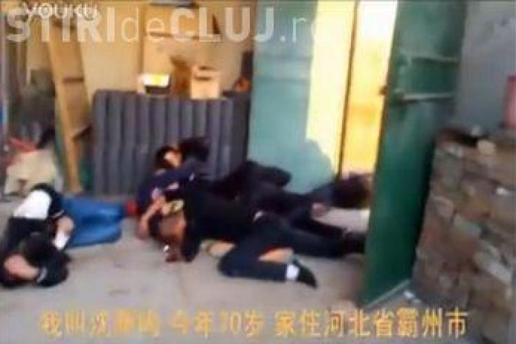 Un maestru în arte marțiale din China a băgat spaima în 50 de bărbați care voiau să-l evacueze - VIDEO