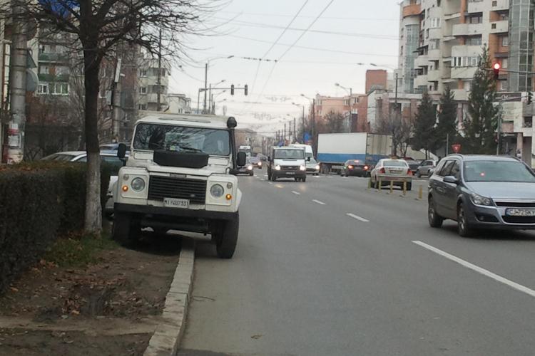 ”Tanc” Land Rover Defender parcat pe stradă, în Piața Cipariu. VEZI ce face poliția când VEDE scena - VIDEO și FOTO