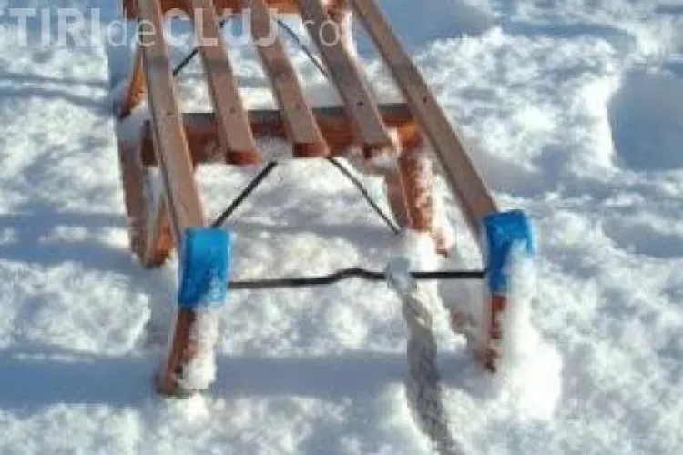 Fetiță accidentată de mașină! Micuța se dădea cu sania pe strada Cantonului