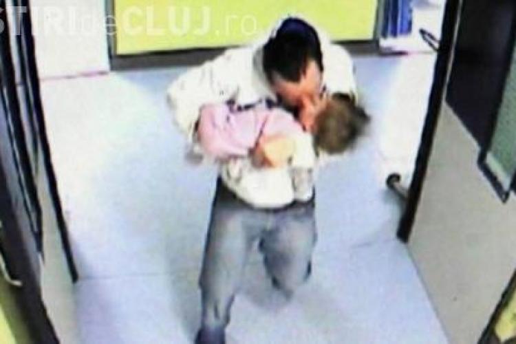 Imagini ŞOCANTE cu un pedofil care îşi sărută victima moartă în braţele sale