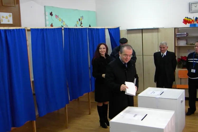Emil Boc a votat la ora 10.00 împreună cu soția: Zăpada va afecta prezența la vot - VIDEO