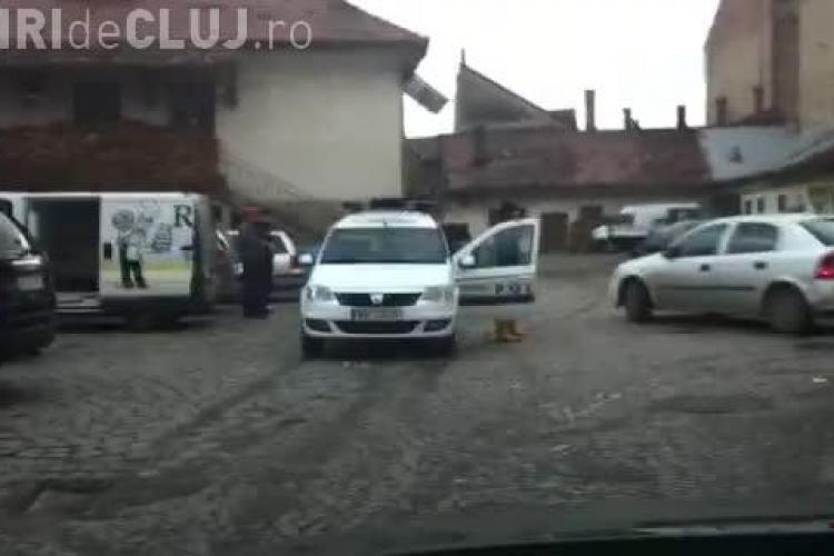 Polițiștii din Cluj își lasă mașina de poliție pe mâna oricui? - VIDEO