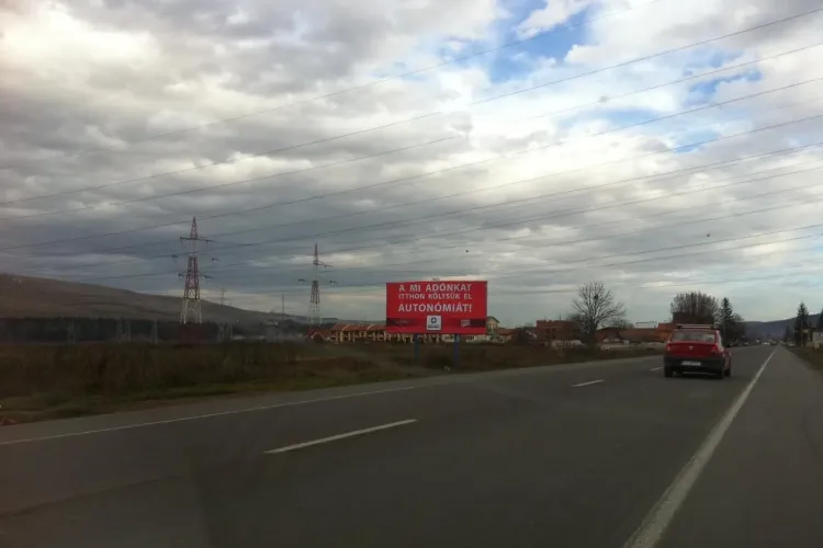 Ungurii de la PPMT au montat un nou panou în Florești. Primăria a ripostat cu tricolorul - FOTO și VIDEO