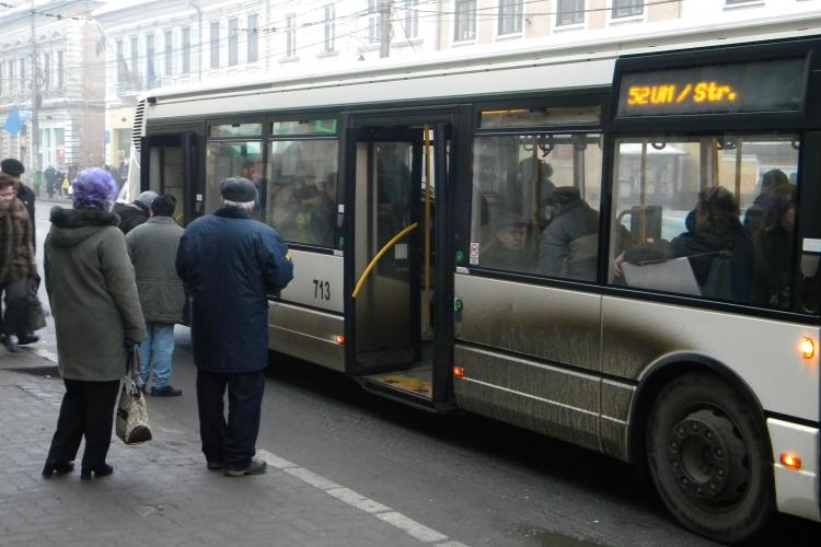 Bătut în autobuz de doi fani U Cluj pentru că ținea cu CFR. Călătorii au intervenit - UPDATE