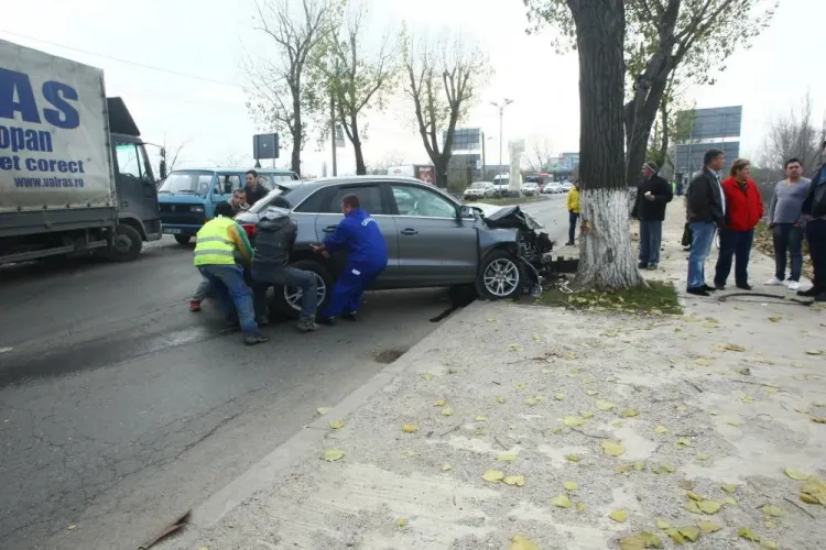 Smiley, implicat într-un accident rutier. Maşina s-a oprit într-un copac - FOTO