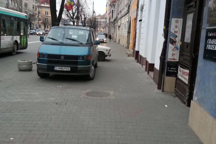 Trotuarul de pe 21 Decembrie 1989 s-a transformat în parcare! ”Unde e mașina de ridicări de la RADP?” - FOTO