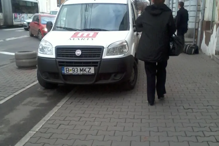 Marty blochează trotuarul și pista de bicicliști în față la SORA - FOTO