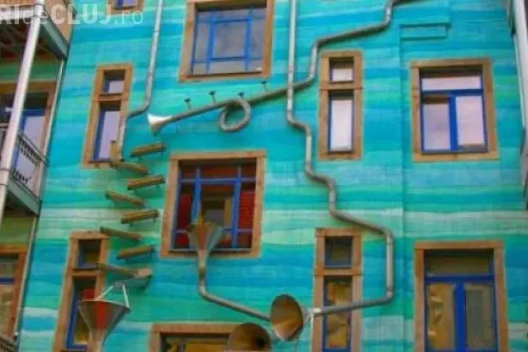 O clădire cântă când plouă. Turiștii sunt atrași ca un magnet - VIDEO