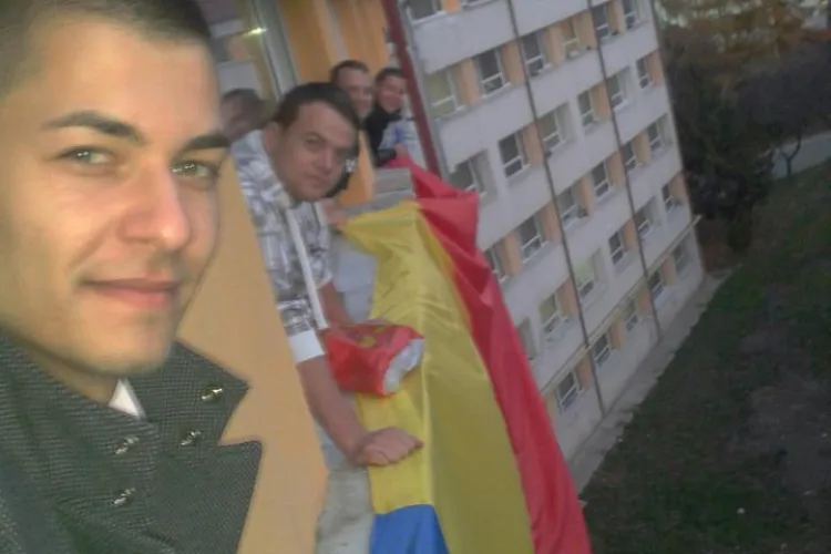 Tricolor URIAȘ amplasat pe un cămin din campusul OBSERVATOR - FOTO