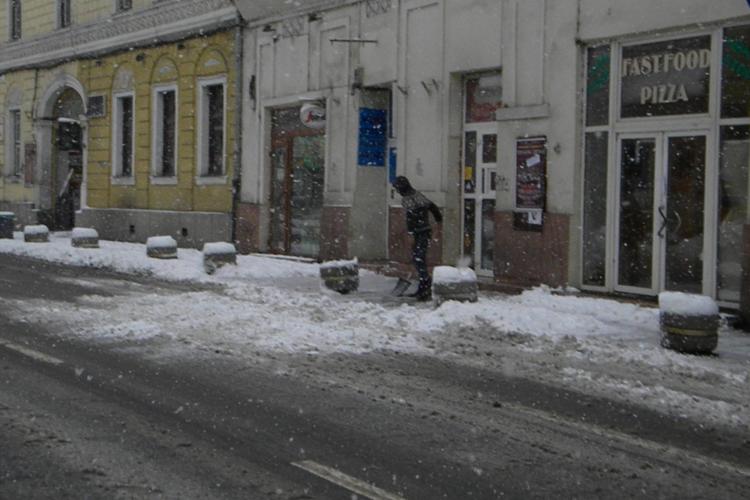 Sute de somații date clujenilor pentru curățarea zăpezii şi a gheţii de pe trotuare