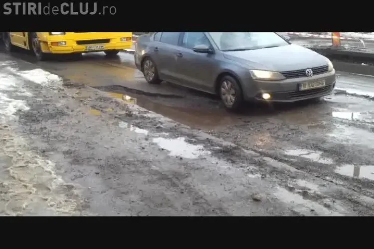 Crater URIAȘ pe Bulevardul Muncii, lângă clădirea UTCN - VIDEO