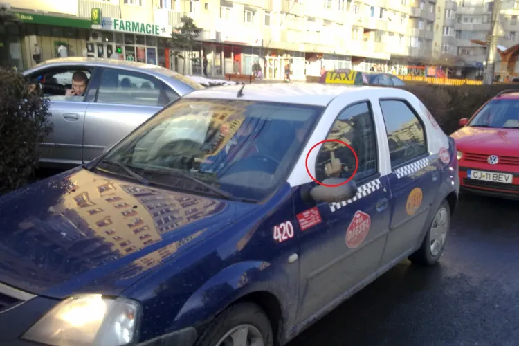 Ceartă în TRAFIC în Piața Mărăști: Un taximetrist i-a arătat DEGETUL MIJLOCIU unui șofer - FOTO