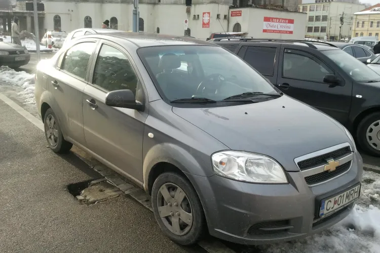 Cel mai șmecher șofer din Cluj! Pentru că parcarea din Cipariu era plină, a parcat pe iarbă la intrare - VIDEO