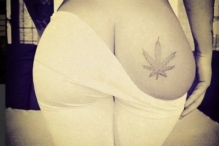 Rihanna, în fundul gol - Vezi FOTO