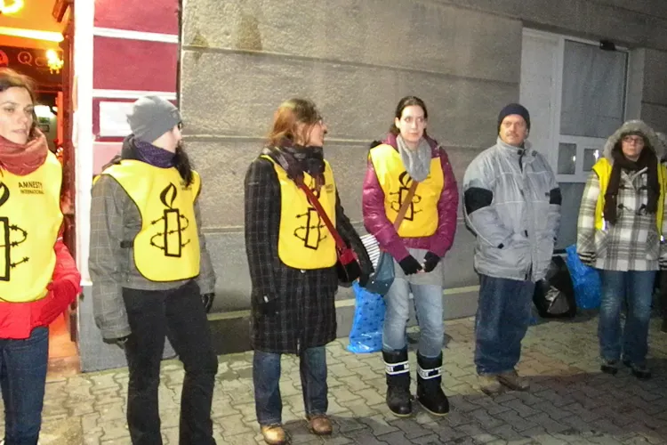 200 de țigani au făcut un lanț uman în jurul Primăriei Cluj-Napoca și ”incantații” de ȘATRĂ - VIDEO și FOTO