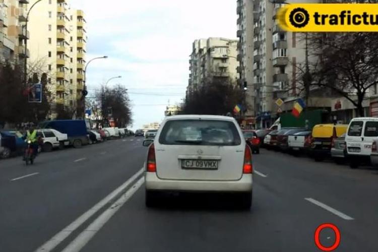 Unii șoferi din Cluj-Napoca n-au trecut încă de la căruță la mașină. VEZI cum se aruncă țigările pe geam, în plin trafic - VIDEO
