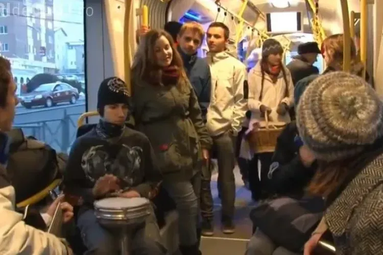 Flash Mob în tramvaiul MOV din Cluj-Napoca. Călătorii au fost colindați - VIDEO