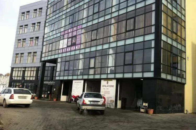 Angajatul unei spălătorii din Cluj-Napoca a furat un Mercedes de 100.000 de euro și l-a făcut praf