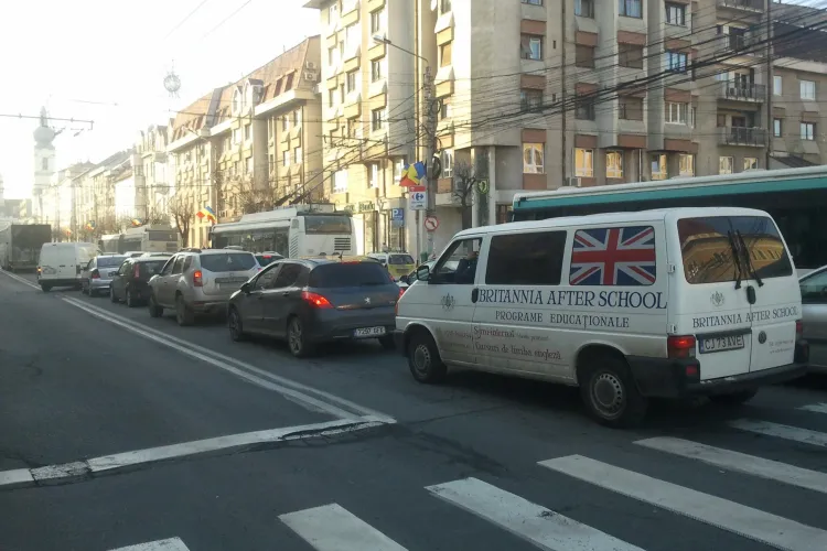 VINE SFÂRȘITUL LUMII? Traficul infernal la Cluj-Napoca. Intersecțiile sunt blocate de mașini - VIDEO și FOTO