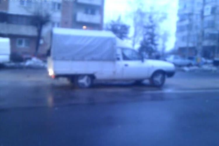A rămas ÎMPOTMOLIT cu mașina pe Calea Mănăștur. SCENE incredibile - VIDEO