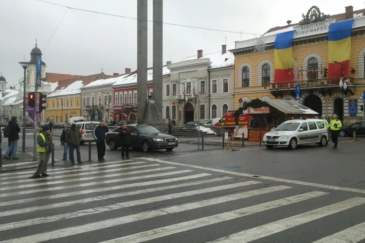 Accident pe pietonala de pe Eroilor! O femeie a fost lovită de o mașină - FOTO