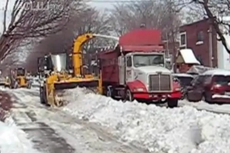 Cum se curăță zăpadă pe o stradă din Canada - VIDEO