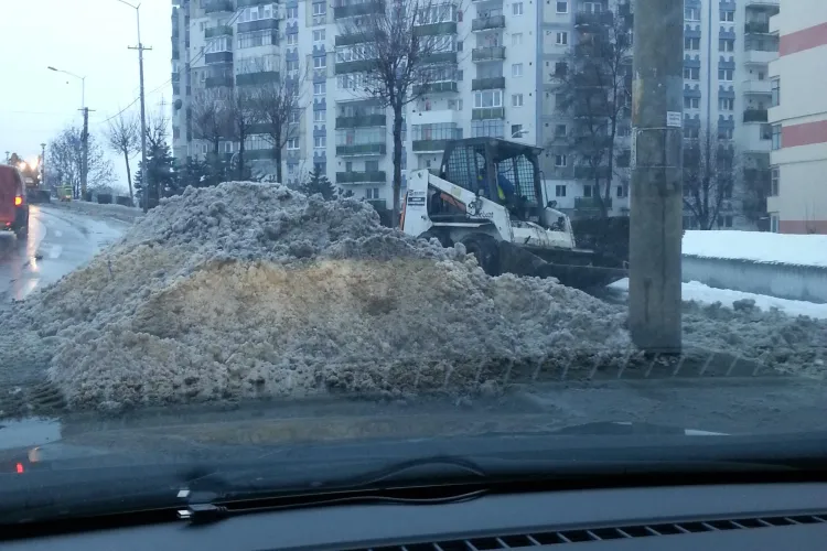 Munți de zăpadă în Cluj în urma deszăpezirii - VIDEO