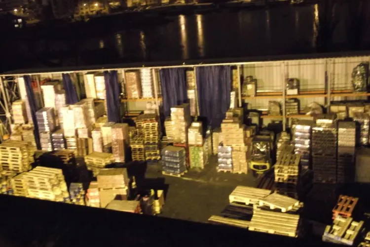 Auchan Cluj depozitează alimentele pe jos, în spatele supermarketului - FOTO