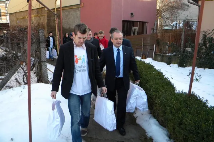 Emil Boc a împărțit cadourile adunate prin campania ”Nepoți de Crăciun” - FOTO - VIDEO